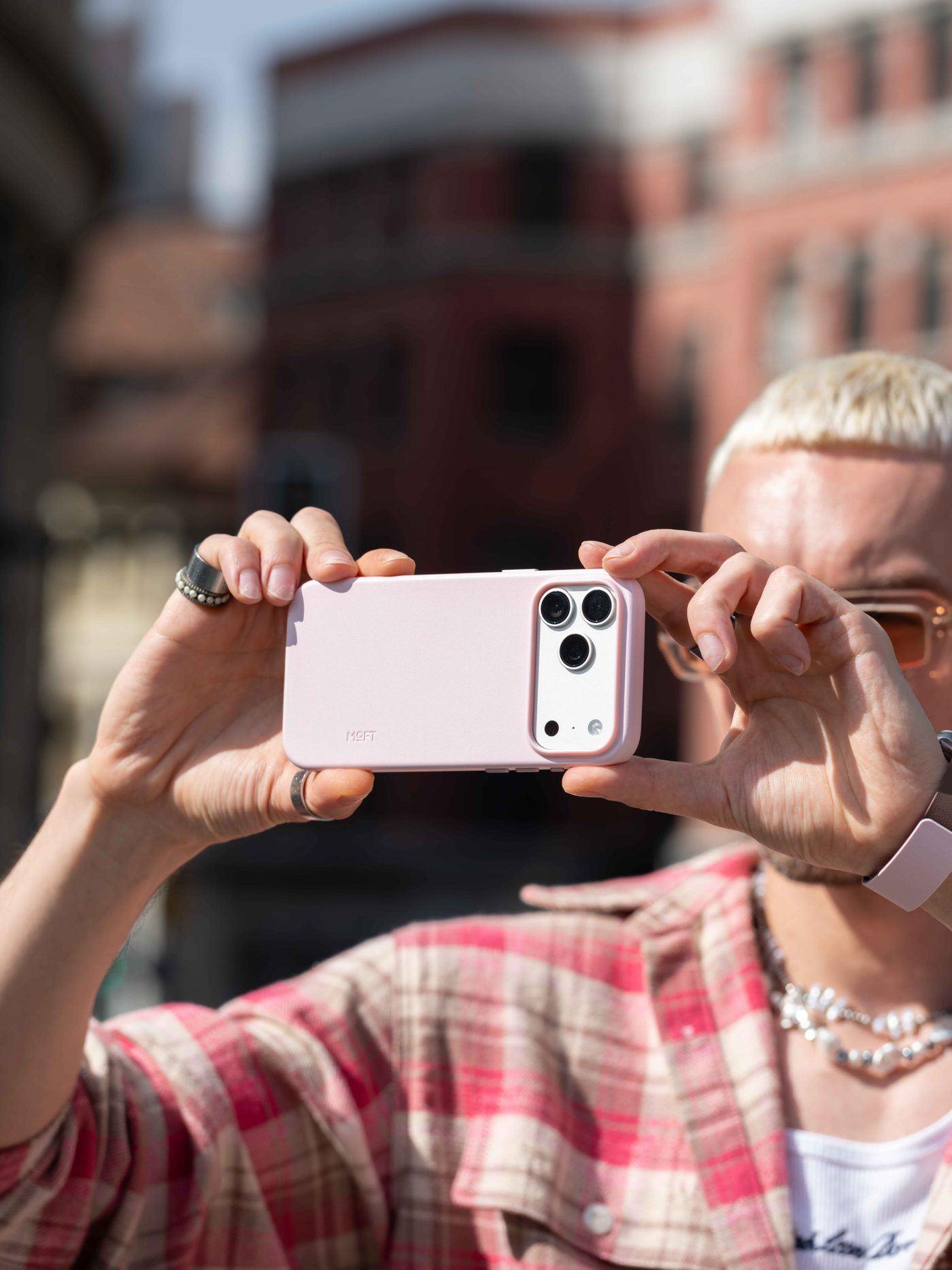 Чехол MOVAS Snap Case в руке - фактура экокожи крупным планом