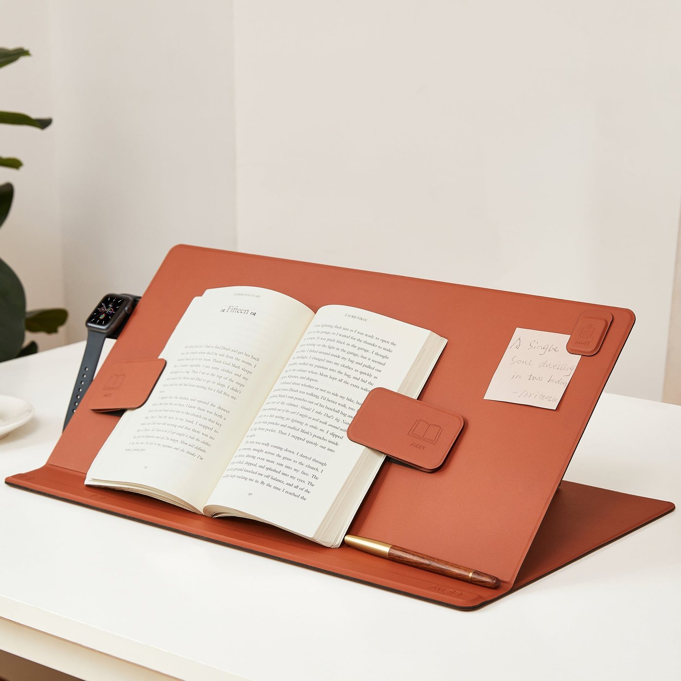 Открытая книга на настольном коврике MOFT Smart Desk Mat