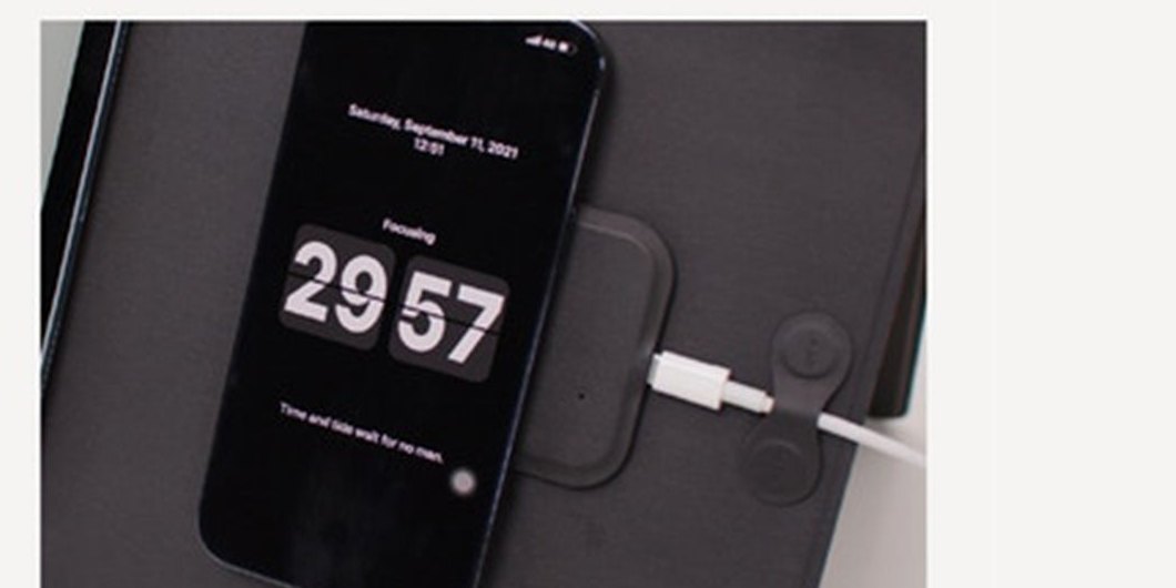 Беспроводная зарядка MagSafe на настольном коврике MOFT Smart Desk Mat