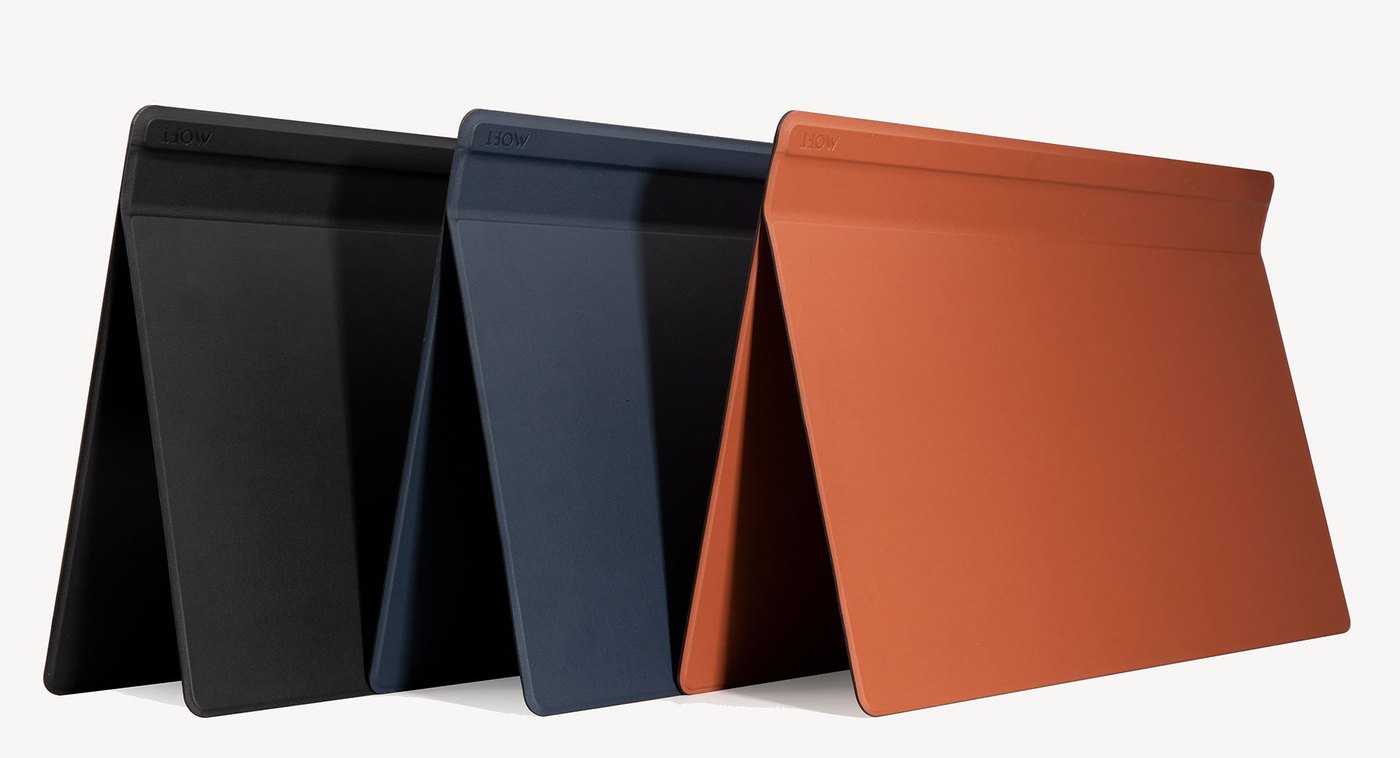 Три цвета настольного коврика MOFT Smart Desk Mat: чёрный, синий и терракотовый