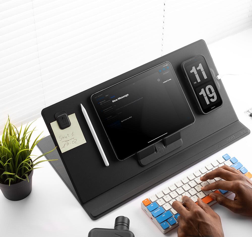 Планшет, телефон и заметки на настольном коврике MOFT Smart Desk Mat рядом с клавиатурой