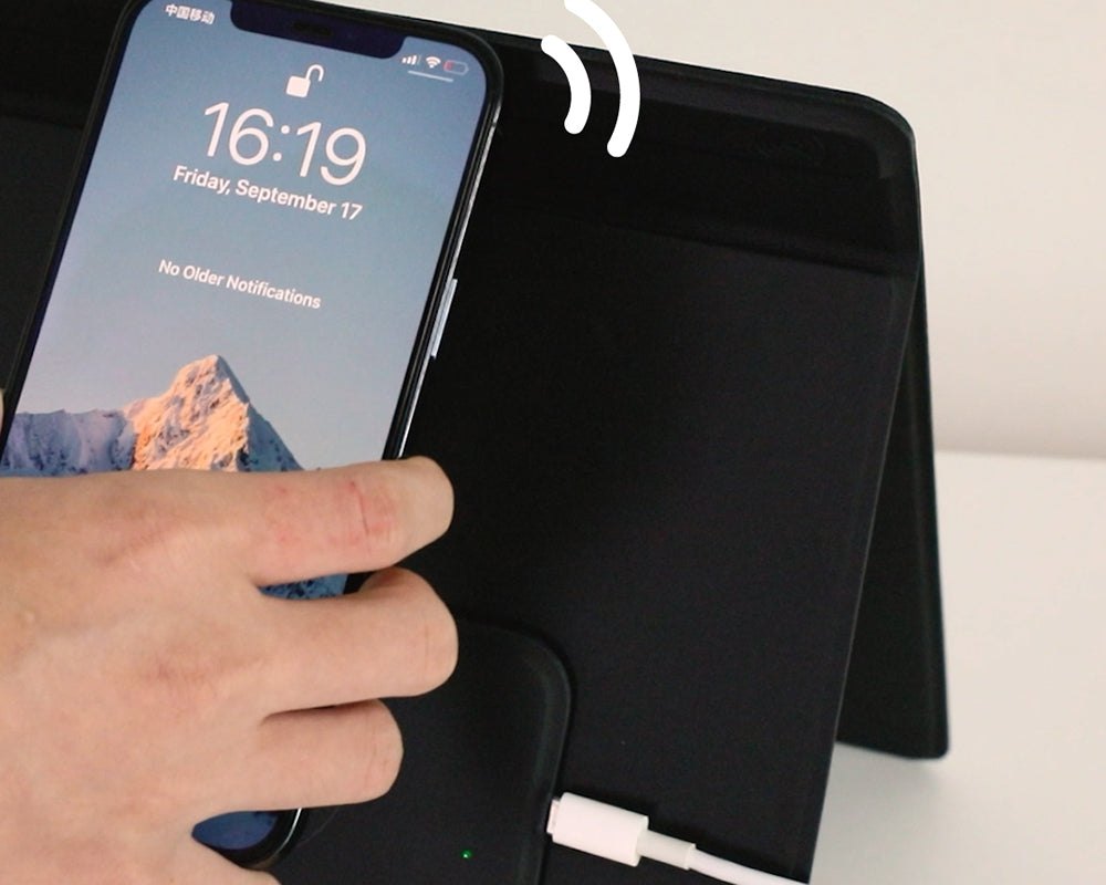 Телефон касается NFC-метки на настольном коврике MOFT Smart Desk Mat